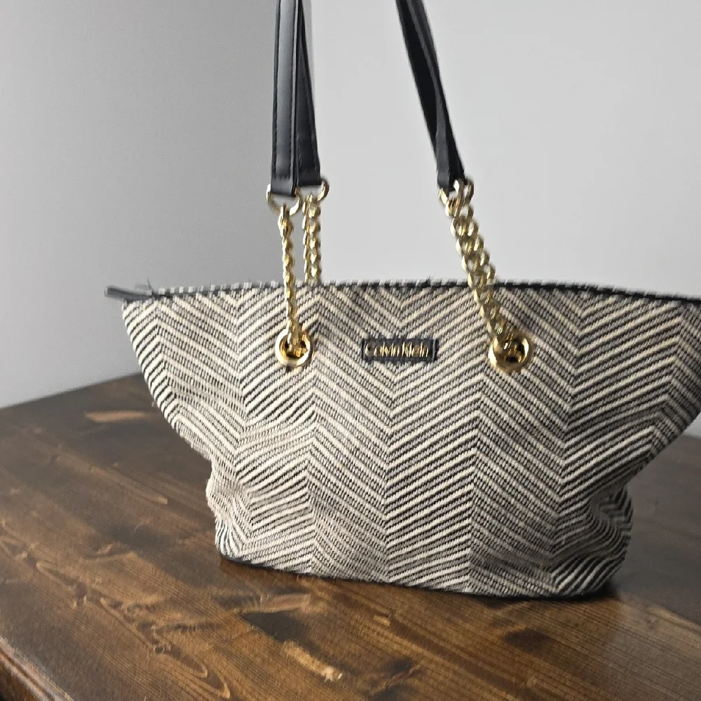 Calvin Klein‎ Black and White Chevron Rurse Hand Bag